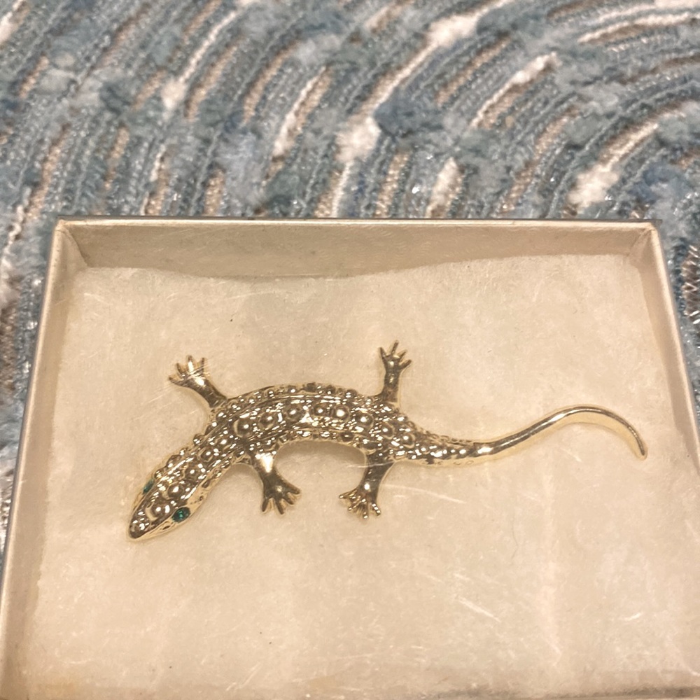 Lizard brooch
